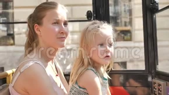 女儿和母亲乘公共汽车游览老城区视频的预览图