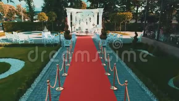 在美丽的婚礼设置与白色原型和红地毯的鸟瞰视频的预览图