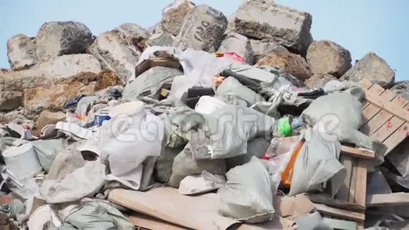 大堆垃圾空瓶子塑料放在垃圾场生态灾难环境污染视频的预览图