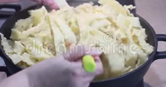 女人在平底锅里用炸虾煮意大利面食叫马法丁视频的预览图