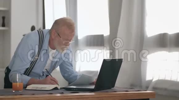 在笔记本电脑上工作的男性神经紧张无法应付未付的账单付账单和付款视频的预览图