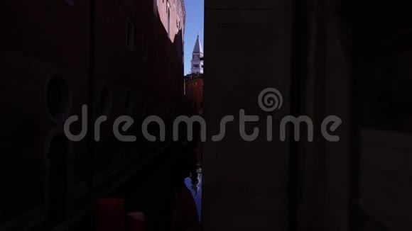 在黑暗运河中间的圣马可塔视频的预览图
