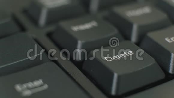 手指反复按下黑色键盘上的删除键视频的预览图