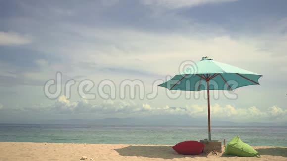 美丽而宁静的海滩景色地平线上有大海沙滩上有微风轻轻地吹着太阳伞视频的预览图