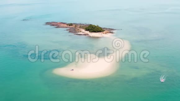 泰国普吉岛海滩和游艇鸟瞰图视频的预览图