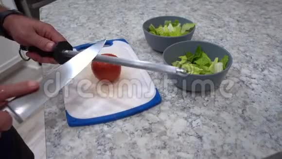 男人切刀切番茄做沙拉4K视频的预览图