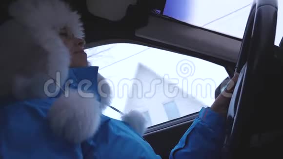 快乐的女孩开着车跳舞女孩在车里唱了一首歌笑了在运输中的生活北方寒冷视频的预览图