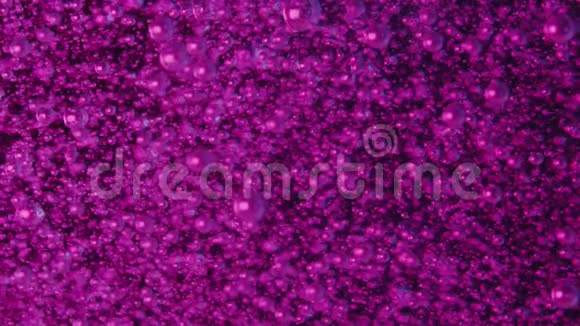 在紫色背景下小透明气泡在液体下上升摘要视频的预览图