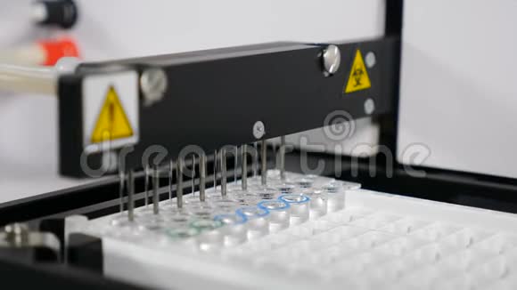 自动化DNA处理器实时PCR循环器用于分子和遗传研究实验室的PCR机器人机器4千克视频的预览图