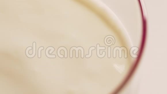 一个极端紧密的宏观计划有机纯无麸质乳制品透明玻璃中光滑的酸奶表面视频的预览图