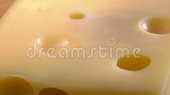 一种罕见的黑松露蘑菇片正落在奶酪上视频的预览图
