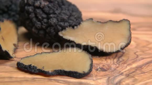 木板上罕见的黑松露蘑菇全景视频的预览图