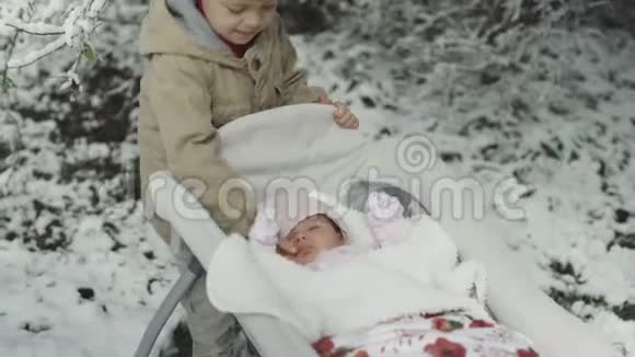 弟弟和妹妹在外面过冬视频的预览图
