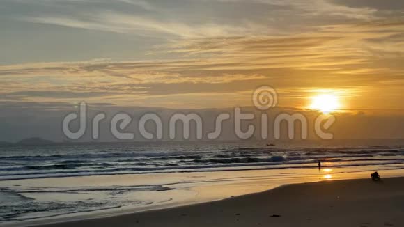 海上黎明沙滩晨曦橘色黎明沙滩上的海浪视频的预览图