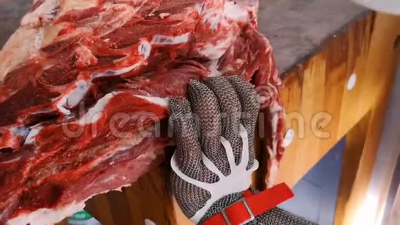 屠夫用安全金属手套做脱骨肉工业工作4k视频的预览图