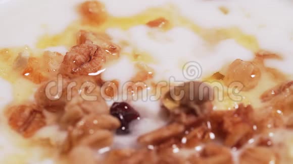 麦可山蜂蜜麦片和酸奶健康饮食健身的理念视频的预览图