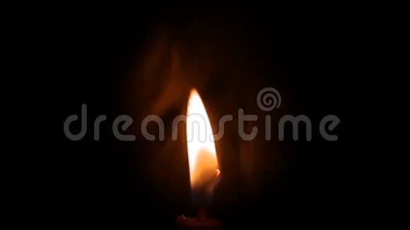 来自黑色背景上蜡烛的现实火焰视频的预览图