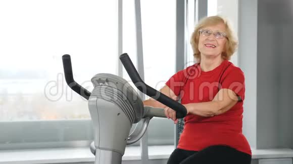 积极健康的衰老一位穿着红色t恤的漂亮老年妇女参加体育活动老年积极生活视频的预览图