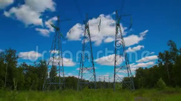 在美丽的天空下白云与电力线的时间流逝节能理念b上的电线塔和线路视频的预览图