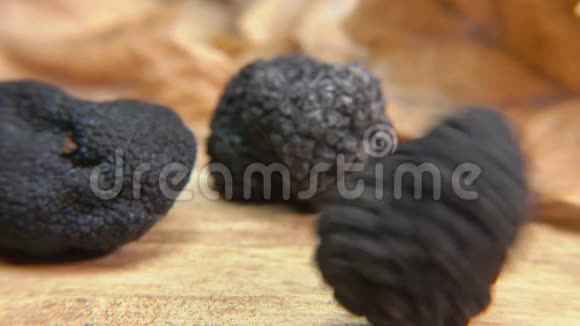 罕见的黑松露蘑菇在木制表面滚动视频的预览图