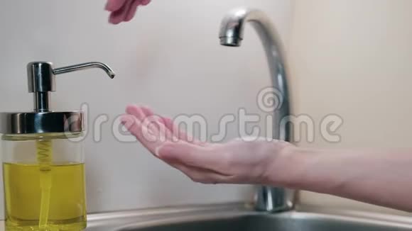 用肥皂洗手预防冠状病毒经常洗手来保护大流行病停止传播卫生视频的预览图