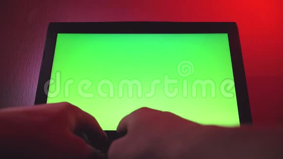 男人在笔记本电脑键盘上打字绿色屏幕铬化特写视频的预览图