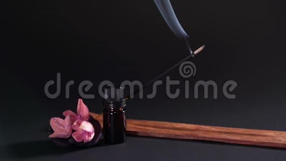 芳香物体被隔离在黑色背景上香芳香油和干花烟从棍子里冒出来视频的预览图