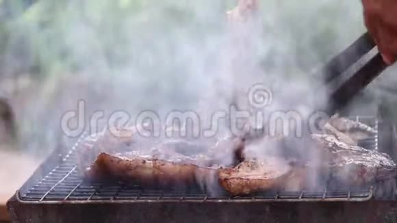 用白烟在炭炉上烤猪肉视频的预览图