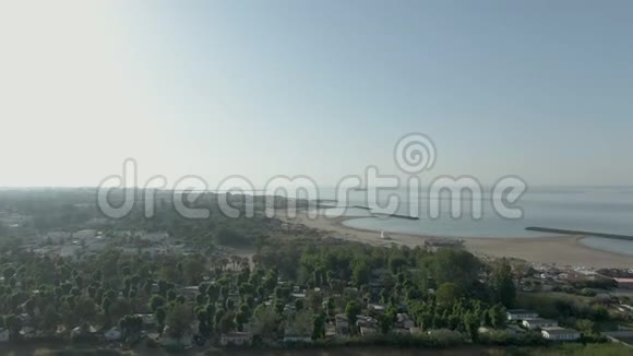 南部城市沙滩的空中射击视频的预览图