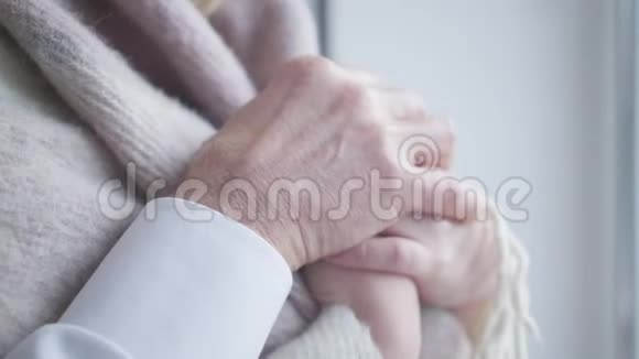 高雄白种人的特写双手抚摸年轻的雌性手掌有着年龄差异的情侣花时间视频的预览图
