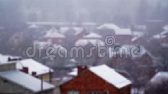 背景模糊这座城市正在下雪令人难以置信的冬季天气视频的预览图