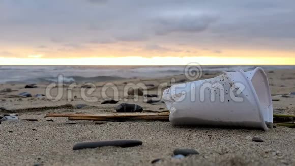 沙海海岸日落运动的塑料玻璃垃圾污染的自然西伦托视频的预览图