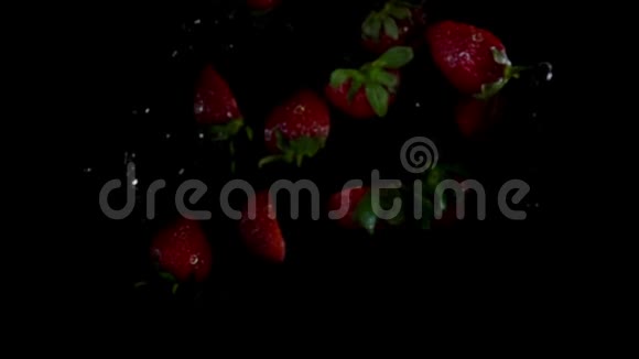 草莓的鳞屑随着水的溅起飞起视频的预览图