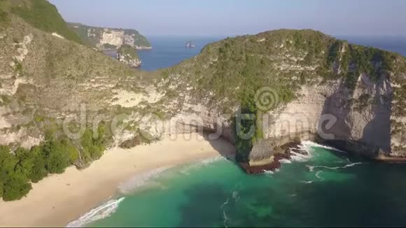 在亚洲的异国假日旅行中空中无人驾驶飞机在努沙佩尼达的Kelingking海滩惊人的海崖上飞行视频的预览图