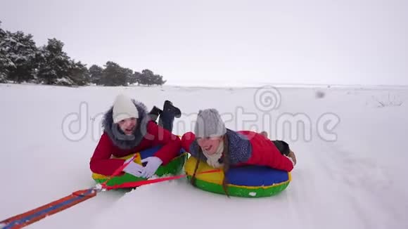 快乐的孩子们在冬天下雪的路上雪橇笑着有趣的油管游戏圣诞节的旅行和假期视频的预览图
