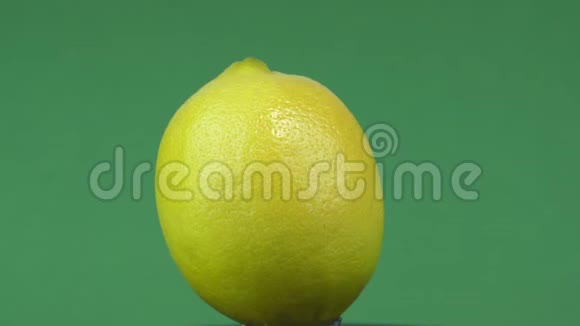 绿色背景下的黄色柠檬水果食物视频的预览图