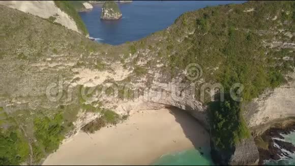 在亚洲的异国假日旅行中空中无人驾驶飞机在努沙佩尼达的Kelingking海滩惊人的海崖上飞行视频的预览图