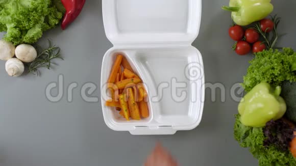 用发泡胶盒包装外卖食品新鲜送货套餐含香牛油和胡萝卜视频的预览图