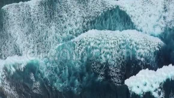 令人惊叹的蓝色海浪覆盖白色泡沫空中视频的预览图