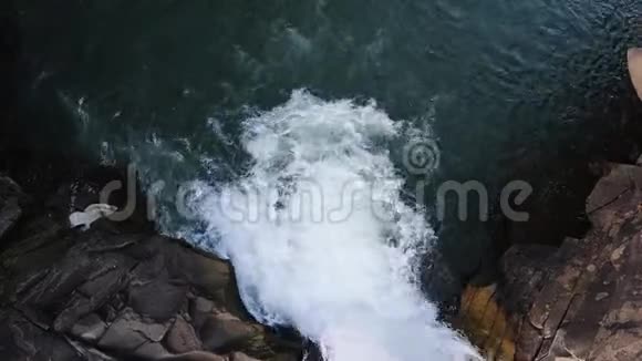 山河水面的鸟瞰图蓝色水的小水滴岩石之间流动的溪流的俯视图视频的预览图