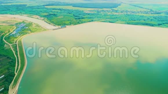 4K镜头的空中景观和奇妙的宽河与清澈的湿地视频的预览图