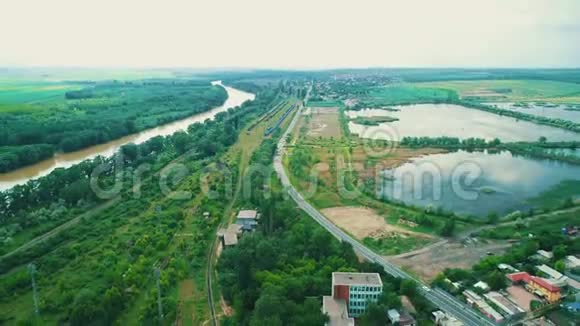 全景的绿色景观几个池塘和雾蒙蒙的山在地平线上视频的预览图