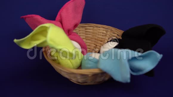 人们把鸡蛋和织物装饰复活节兔子放在篮子里视频的预览图