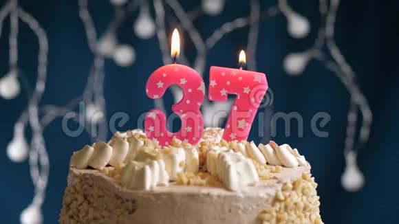生日蛋糕37号粉红色燃烧蜡烛在蓝色背景蜡烛吹灭了慢速运动和特写镜头视频的预览图