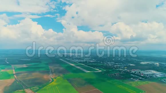 空中无人机天景绿色乡村和大都市下雄伟的蓝天与白色美丽的云彩视频的预览图