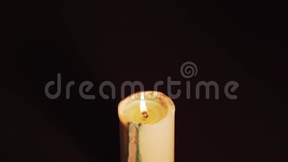 神秘的魔法特写女人手在黑色背景上孤立地召唤燃烧的蜡烛概念视频的预览图