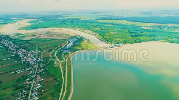 4K镜头的空中景观和奇妙的宽河与清澈的湿地视频的预览图