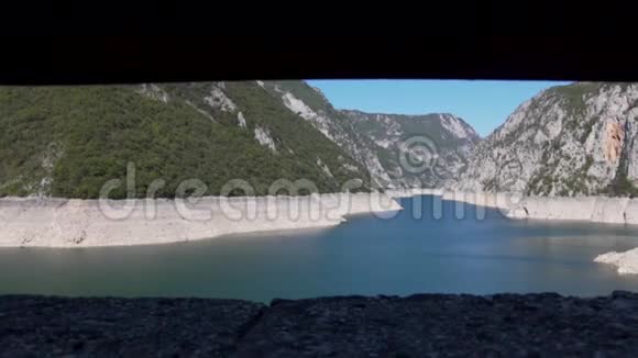著名的皮瓦河峡谷及其神奇的水库皮瓦湖视频的预览图