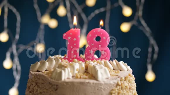 生日蛋糕蓝色背景上有18个数字的粉红色燃烧蜡烛蜡烛吹灭了慢速运动和特写镜头视频的预览图