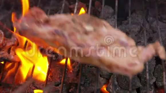 一块块肉排落在烤架上视频的预览图